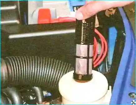 Renault Проверка уровня и доливка рабочей жидкости в бачок гидроусилителя рулевого управления Рено Логан