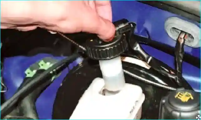 Renault Замена тормозной жидкости Рено Логан