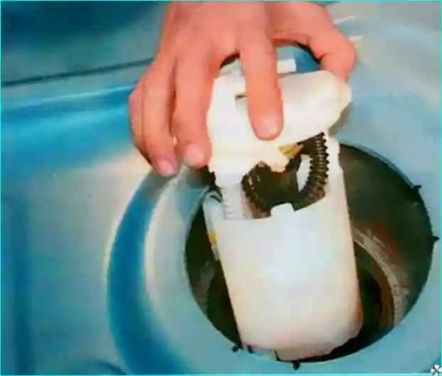 Renault Проверка давления в системе питания двигателя Renault Logan