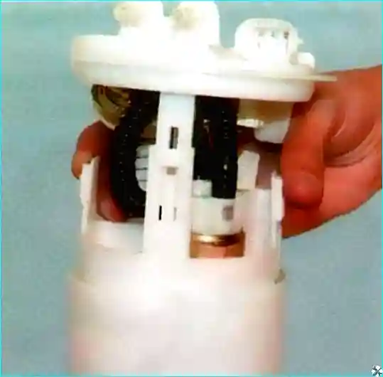 Renault Renault Замена топливного насоса  Renault Logan