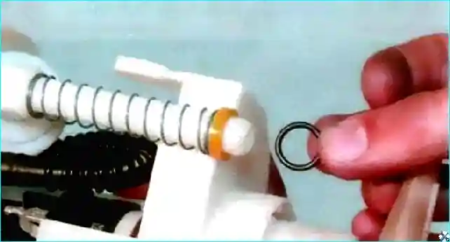 Renault Проверка и замена регулятора давления топлива Renault Logan