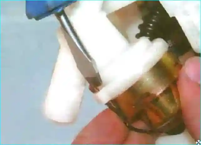 Renault Проверка и замена регулятора давления топлива Renault Logan