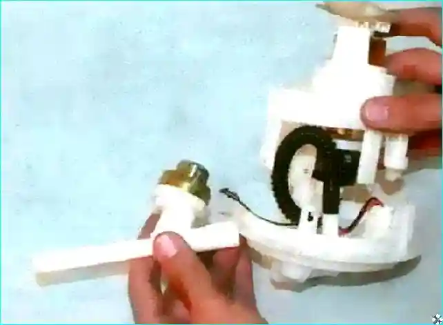 Renault Проверка и замена регулятора давления топлива Renault Logan