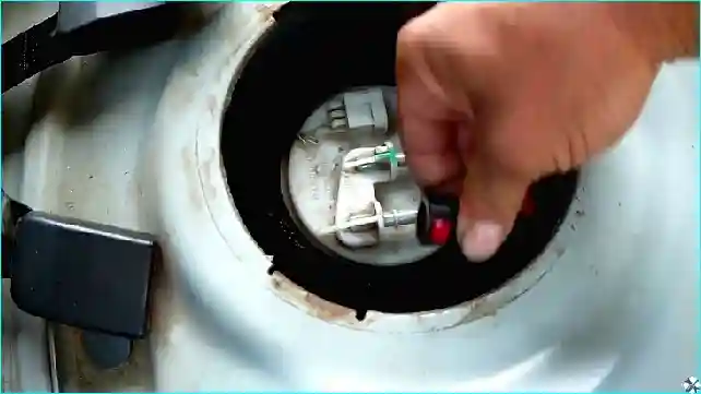 Renault Renault Замена топливного насоса  Renault Logan