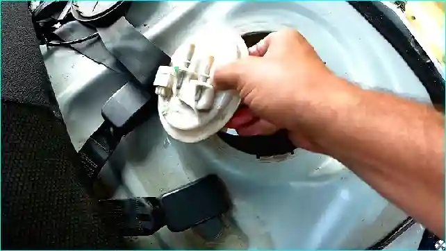 Renault Renault Замена топливного насоса  Renault Logan