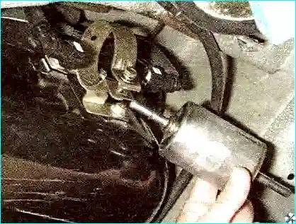 Renault Проверка давления в системе питания двигателя Renault Logan