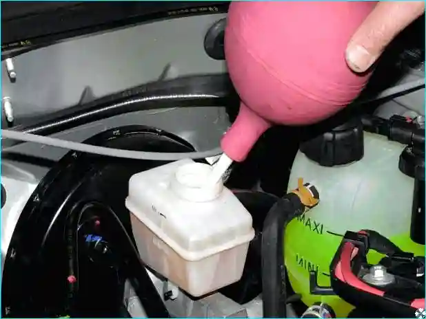 Замена главного тормозного цилиндра Renault Logan Renault Замена главного тормозного цилиндра Renault Logan