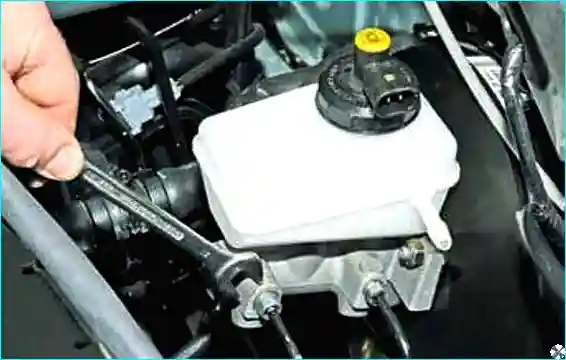 Замена главного тормозного цилиндра Renault Logan Renault Замена главного тормозного цилиндра Renault Logan