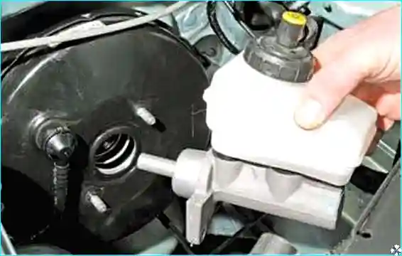 Замена главного тормозного цилиндра Renault Logan Renault Замена главного тормозного цилиндра Renault Logan