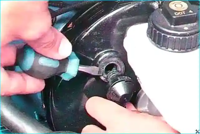 Renault Замена вакуумного усилителя Renault Logan