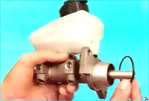 Замена главного тормозного цилиндра Renault Logan Renault Замена главного тормозного цилиндра Renault Logan