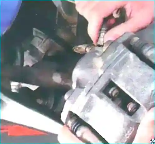 Renault Замена суппорта тормозного механизма переднего колеса Renault Logan