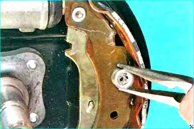 Renault Замена задних колодок Renault Logan