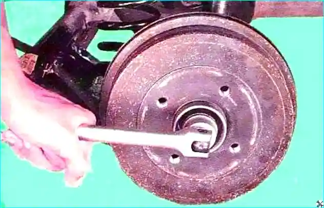 Снятие и установка тормозного барабана авто Renault Logan Renault Снятие и установка тормозного барабана авто Renault Logan