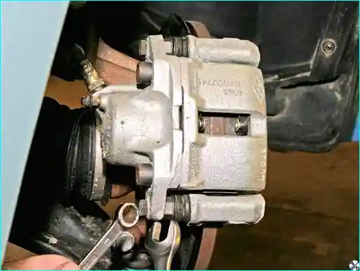 Замена тормозных колодок тормозного механизма переднего колеса Renault Logan Renault Замена тормозных колодок тормозного механизма переднего колеса Renault Logan