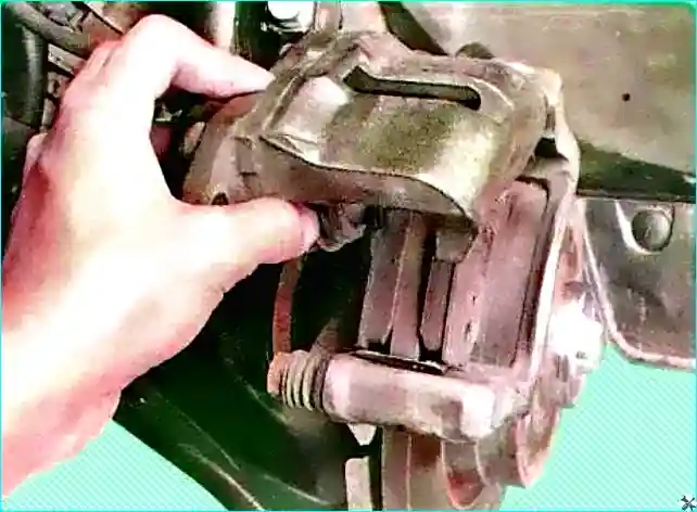 Замена тормозных колодок тормозного механизма переднего колеса Renault Logan Renault Замена тормозных колодок тормозного механизма переднего колеса Renault Logan