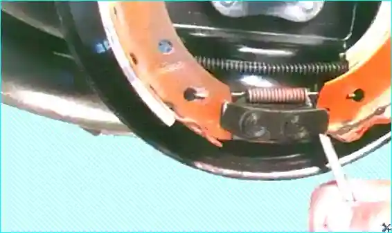 Renault Замена задних колодок Renault Logan