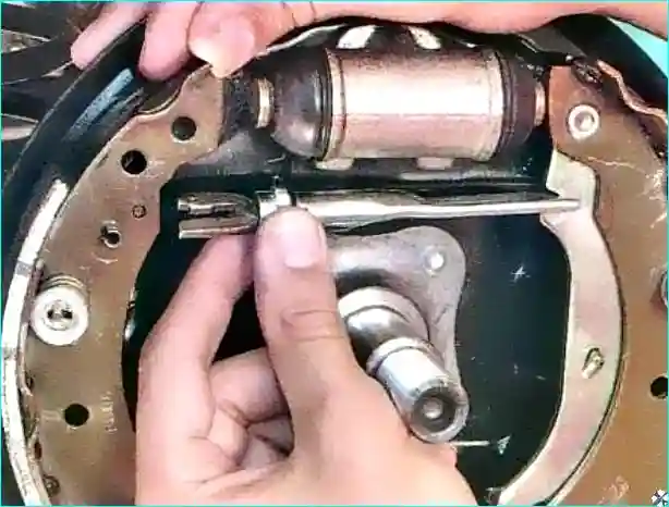 Renault Замена задних колодок Renault Logan