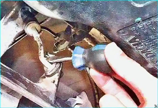 Renault Замена регулятора тормозных сил в гидроприводе задних тормозов Renault Logan