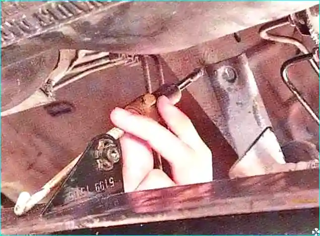 Renault Замена регулятора тормозных сил в гидроприводе задних тормозов Renault Logan