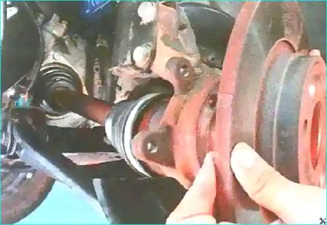 Renault Замена суппорта тормозного механизма переднего колеса Renault Logan