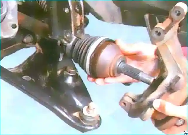 Renault Снятие и установка поворотного кулака Renault Logan