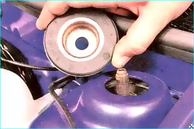 Renault Снятие и установка амортизаторной стойки Renault Logan