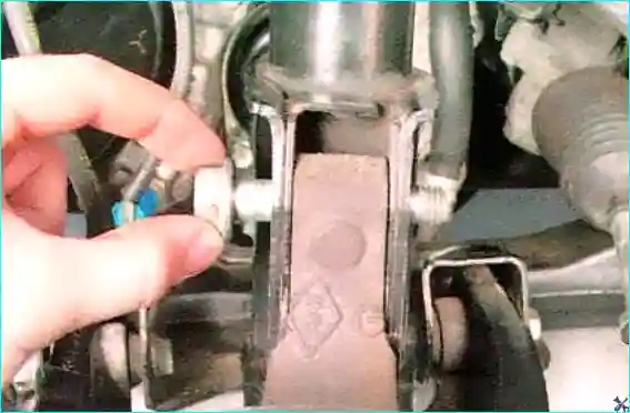 Renault Снятие и установка амортизаторной стойки Renault Logan