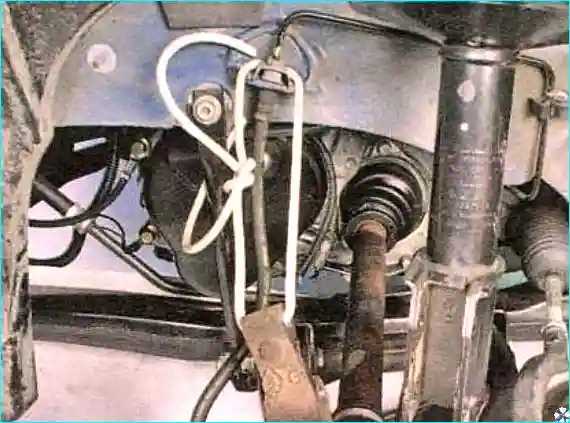 Renault Снятие и установка амортизаторной стойки Renault Logan