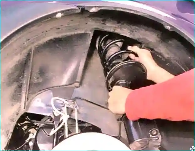 Renault Снятие и установка амортизаторной стойки Renault Logan