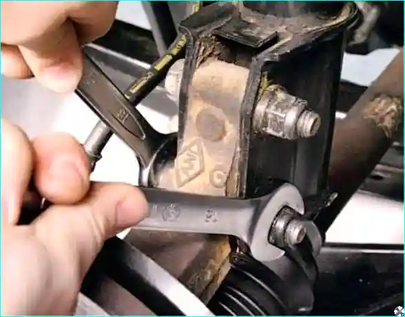 Renault Снятие и установка амортизаторной стойки Renault Logan