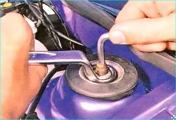 Renault Снятие и установка амортизаторной стойки Renault Logan