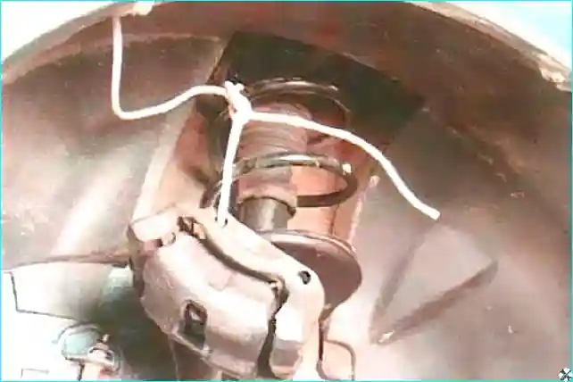 Renault Замена суппорта тормозного механизма переднего колеса Renault Logan