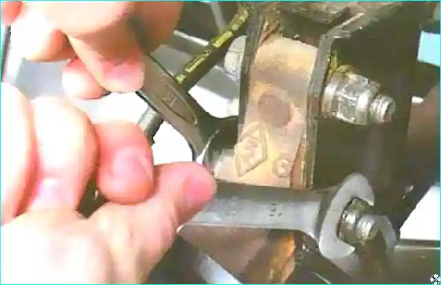 Renault Снятие и установка поворотного кулака Renault Logan