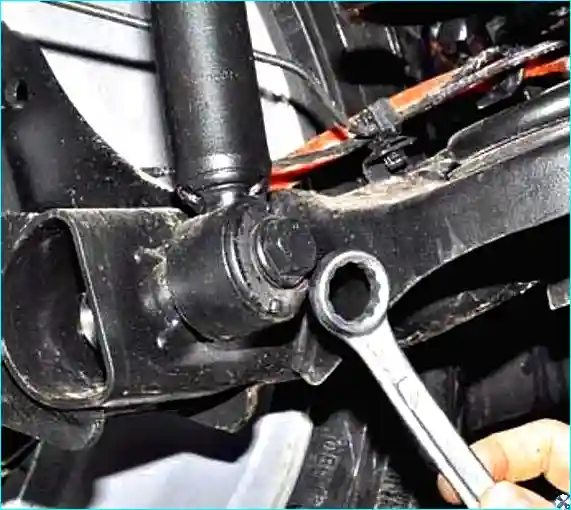 Renault Замена амортизатора задней подвески Renault Logan