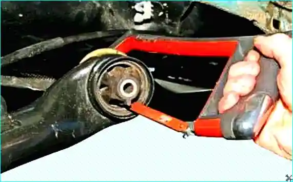 Renault Замена сайлентблоков рычагов задней подвески Renault Logan