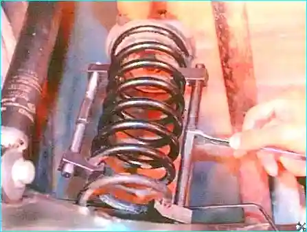 Renault Замена пружины задней подвески Renault Logan