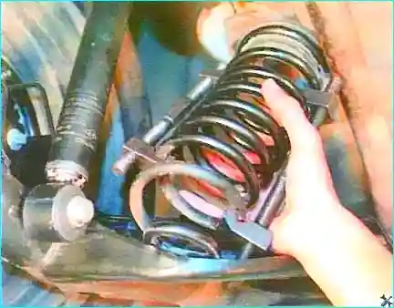 Renault Замена пружины задней подвески Renault Logan