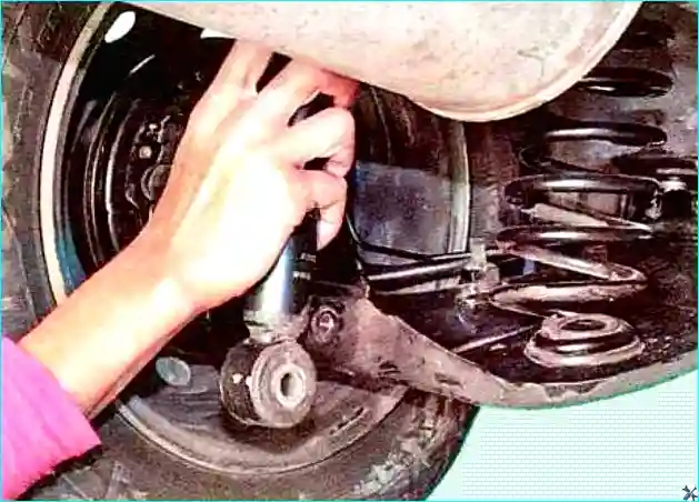 Renault Замена амортизатора задней подвески Renault Logan