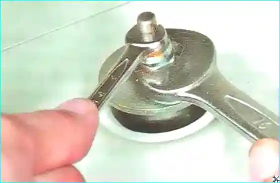 Renault Замена амортизатора задней подвески Renault Logan