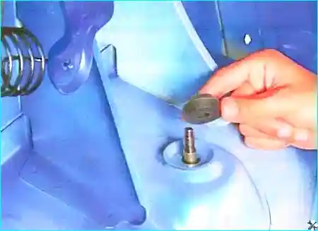 Renault Замена амортизатора задней подвески Renault Logan