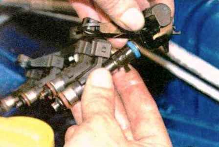 Removing the rail and fuel injectors of the Renault Sandero engine