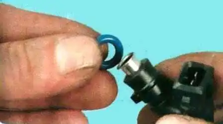 Снятие рампы и топливных форсунок двигателя Рено Сандеро
