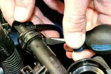 Снятие рампы и топливных форсунок двигателя Рено Сандеро