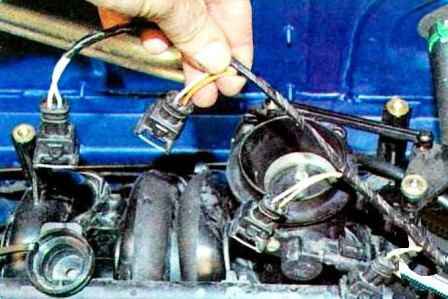 Removing the ramp and fuel injectors of the Renault Sandero engine