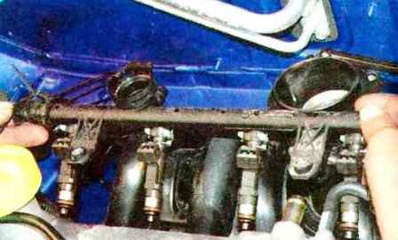 Снятие рампы и топливных форсунок двигателя Рено Сандеро