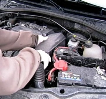 Checking and replacing the timing belt of a Renault Sandero car