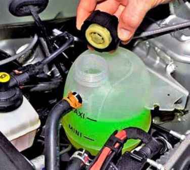 Reemplazo del líquido refrigerante del motor Renault Sandero