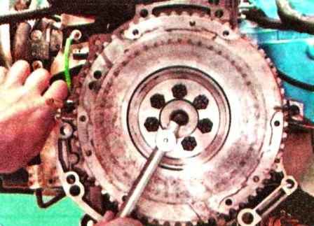 Removal and installation of Renault Sandero engine flywheel