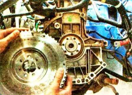 Removal and installation of Renault Sandero engine flywheel